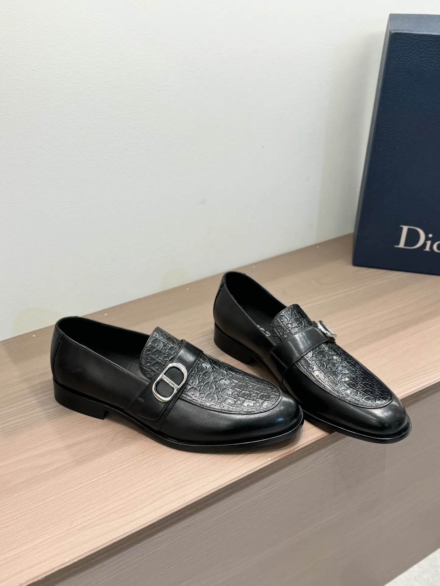 [Dior Dior] Top P: 960💰 Standard code 39-44 (38.45.46 custom-made, non-refundable and non-exchangeable) Dior Dior's latest high-end men's boutique casual leather shoes, the upper is carefully made of black cowhide/open-edge beaded leather/high-mercerized frosted cowhide, the classic silhouette shows elegance, and the upper strap is matched with a metal-coated CD Icon decorative buckle to enhance the style. Comfortable and lightweight, the Italian leather sole features anti-slip rubber inserts. The Blake structured leather sole with anti-slip details showcases Dio*'s exceptional craftsmanship. Elegant and refined, it can be matched with all kinds of suits.